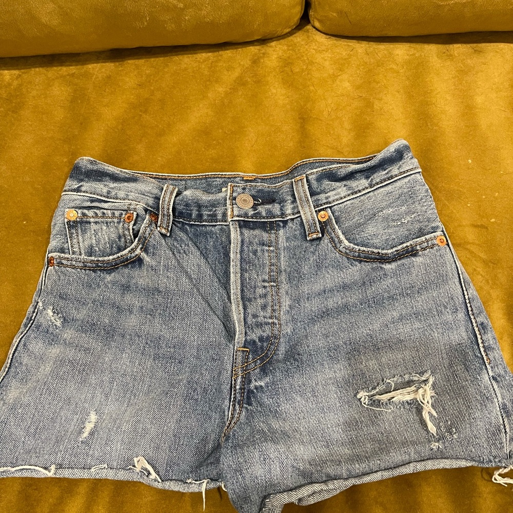 Levis wedgie shorts - size 25